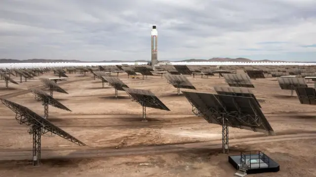 Pembangkit listrik tenaga surya di Gurun Atacama, Chili, salah satu tempat terkering dengan radiasi matahari tertinggi di bumi.