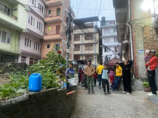 काठमाण्डूको हाँडीगाउँमा भूकम्पपछि सडकमा निस्किएका मानिसहरू