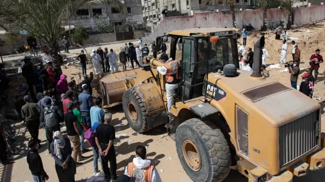 나세르 병원 발굴 현장의 굴착기