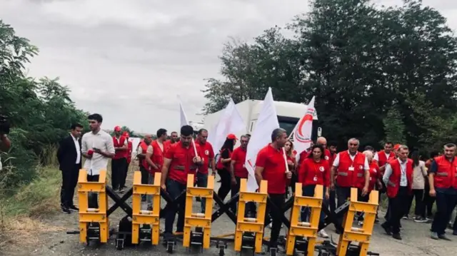 Azərbaycan Qızıl Aypara Cəmiyyətinin yardım maşınları və insanlar 