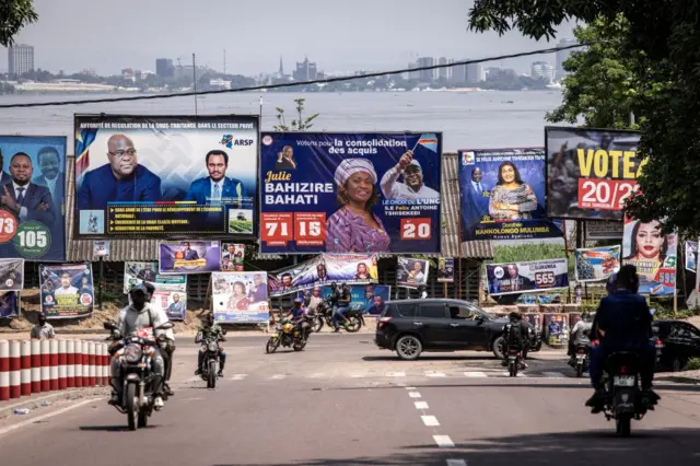 Posters et affiches des candidats dans une grande artère de Kinshasa