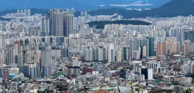 이재명 대통령이 부동산 정책 마련을 위한 두 차례 점검회의를 마무리하면서 이르면 13일 신규 공급과 금융 대책을 담은 종합 부동산 대책이 발표될 전망이다. 사진은 이날 서울 남산에서 바라본 아파트 단지