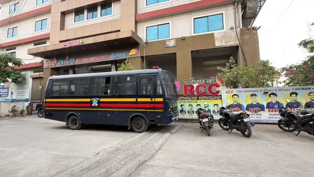 मोटेगावकरांच्या क्लासबाहेर पोलिसांचा बंदोबस्त तैनात करण्यात आलाय.