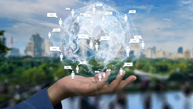 एक हाथ में एक पारदर्शी सा ग्लोब दिख रहा है जिसमें छोटी-छोटी इंसानों की तरह बनाई जाने वाली आकृतियां हैं जो एक ही तरह की बातें कहती दिख रही हैं