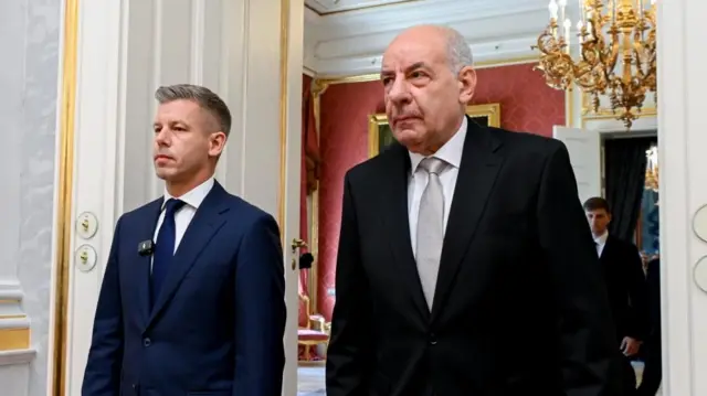Петер Мадьяр и Тамаш Шуйок проходят бок о бок через дверной проем