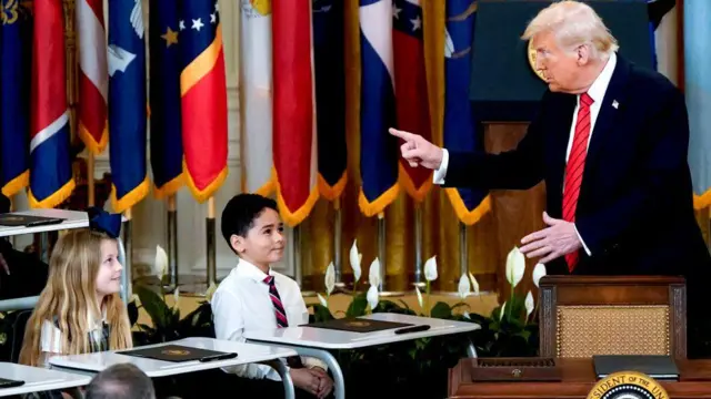 Trump firmó la orden ejecutiva para desmantelar el Departamento de Educación rodeado de niños.