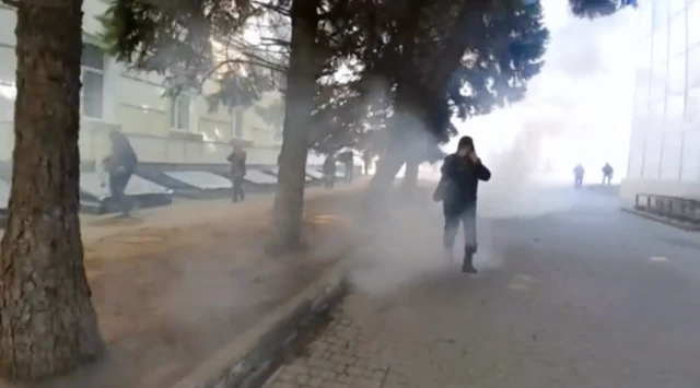 Sokakta gaz bombası atılıyor