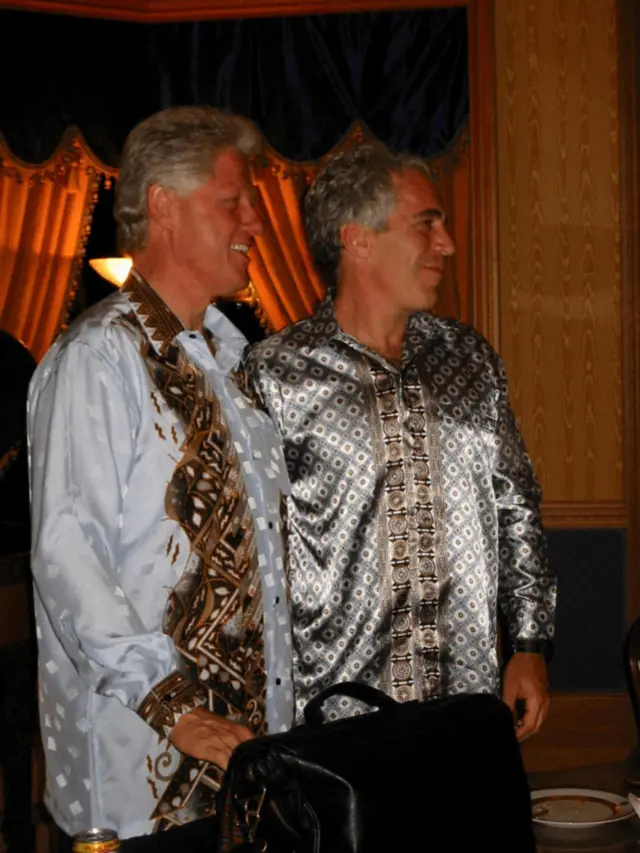 Bill clinton ve epstein parlak gömleklerle, bilinmeyen bir yerde poz veriyor. 