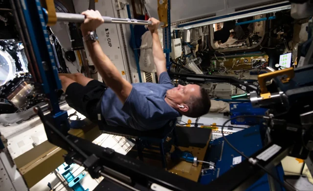 விண்வெளியில் ஓராண்டுக்கு மேல் இருந்தால் மனித உடலுக்கு என்ன ஆகும்?