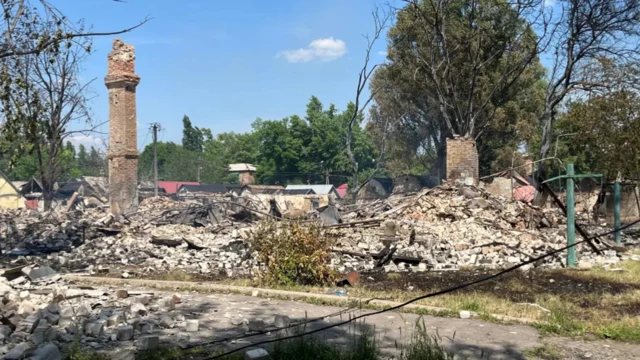 Rodinske gibi birçok kasaba hava saldırılarıyla yerle bir oldu.