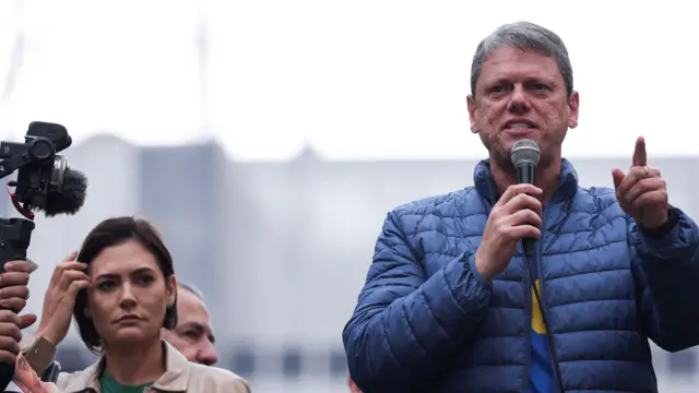 Michelle Bolsonar e Tarcísio de Freitas em manifestação