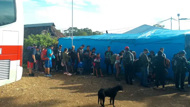 Migrantes llegando a Lajas Blancas