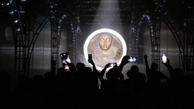 તાલા પ્રતોય પૂજામાં કલાકાર સુશાંત પાલ દ્વારા શરીર વિનાની દુર્ગાની અસામાન્ય રજૂઆત...