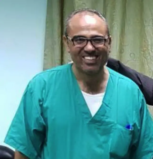 Marwan Abu Saadadicas bet365 para hojeroupas médicas e sorrindo para a câmera