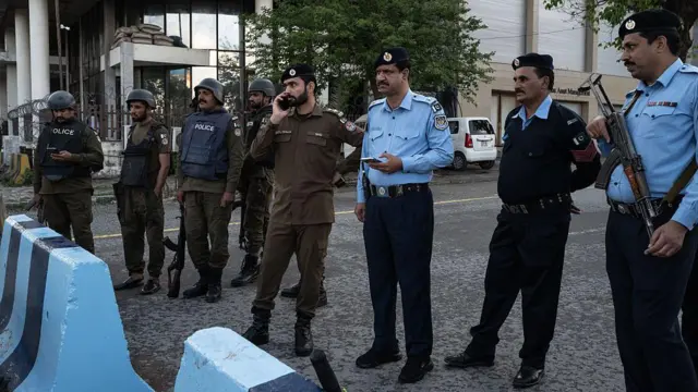 Oficiais de segurança paquistaneses uniformizados e armados em uma barreira em uma rua de Islamabad, no dia 9 de abril de 2026