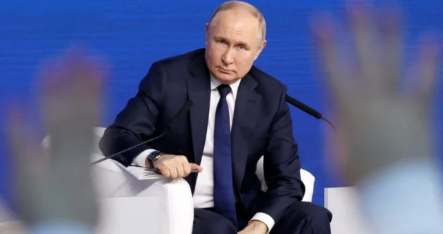 රුසියානු ජනාධිපතිවරණයේදී ව්ලැදිමීර් පූටින් පස්වන වරටත් බලයට පත් වනු ඇතැයි පුළුල් ලෙස ඉඟි පළ වේ.