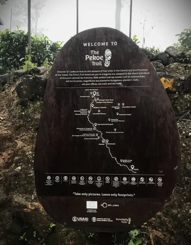 සුන්දර කඳුකර දර්ශනයක් නරඹමින් තේ පානය කර අවසන් වූ පසු, Pekoe Trail ජංගම දුරකථන යෙදවුම ඔස්සේ සිතියමේ ආරම්භක ස්ථානයේ සිට අපි ගමන් ආරම්භ කළෙමු.
