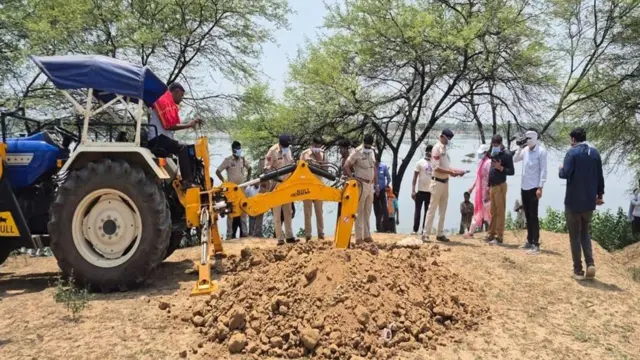 पुलिस ने सात मृतकों के शव कब्र से निकलवाकर पोस्टमार्टम और फोरेंसिक जांच कराई 