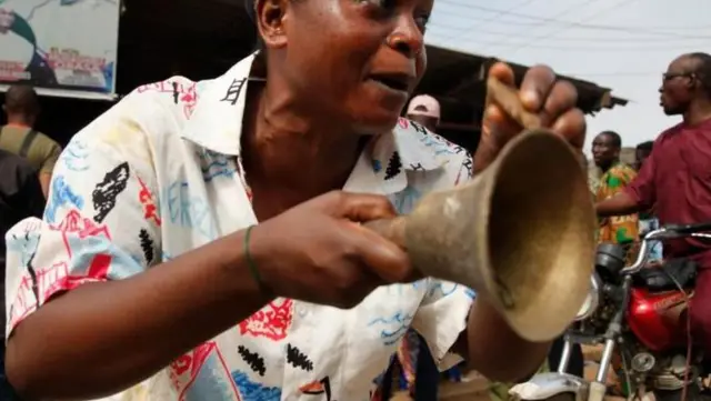 Umugore urimo kuvuza inzogera 