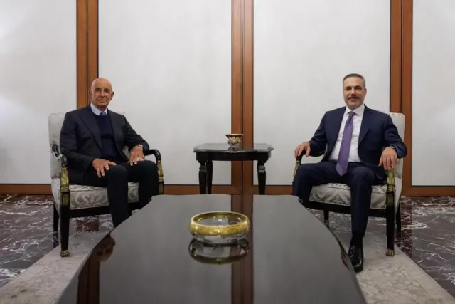 Yan yana birbirine dönük iki koltuk, arada sehpaların olduğu bir makam odasında. Solda Barrack sağda Fidan oturuyor ve kameraya bakıyorlar, ikisi de resmi giyimli. 