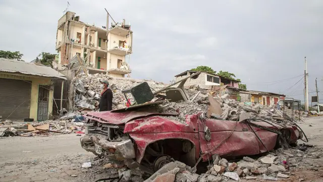 Bangunan dan kendaraan yang hancur akibat gempa di Ekuador pada 2016.