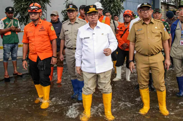 Gubernur DKI Jakarta Pramono Anung (tengah) didampingi Kepala Dinas Lingkungan Hidup DKI Jakarta Asep Kuswanto (kanan), dan Kepala Seksi Operasi dan Siaga Basarnas Jakarta Achmad Rizkiansah (kiri) meninjau lokasi longsor gunungan sampah di Tempat Pengolahan Sampah Terpadu (TPST) Bantargebang, Bekasi, Jawa Barat, Senin (9/3/2026). Berdasarkan data sementara dari Basarnas DKI Jakarta pada Senin (9/3) pagi, sebanyak 13 orang menjadi korban dalam peristiwa tersebut empat orang meninggal dunia, empat orang selamat, dan lima orang masih dalam proses pencarian. 