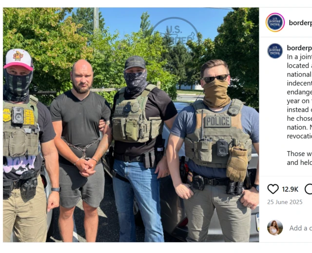 Фото, на якому видно Антона Смовжа у кайданках, в оточенні поліцейських у масках. Цей допис опублікували в офіційному акаунті Прикордонної служби США в Instagram