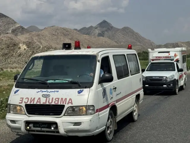 अफगानिस्तानको कुनार, जलालाबादस्थित एउटा बाटोमा घाइतेहरूलाई लिएर आएका दुई एम्बुलेन्स
