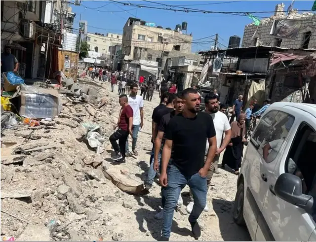 سكان مخيم جنين للاجئين يتفقدون حجم الدمار الذي خلفه الهجوم الإسرائيلي