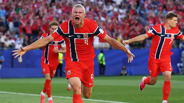 Erling Haaland ra mắt World Cup với chiến thắng 4-1 trước Iraq