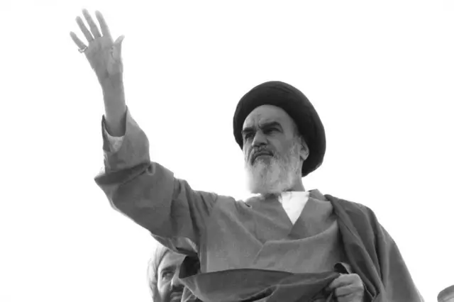 Foto em preto e branco do Ayatolá Khomeini em 1979