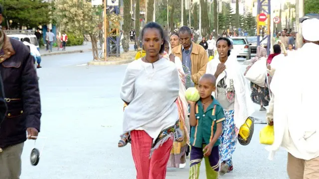 ነበርቲ ከተማ መቐለ ኣብ ጎደና እናተንቀሳቐሱ