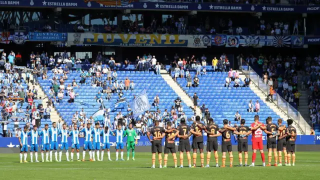 Mengheningkan cipta untuk para korban tragedi Stadion Kanjuruhan Malang dilakukan sebelum pertandingan antara RCD Espanyol dan Sevilla FC di Barcelona, Minggu (2/10).