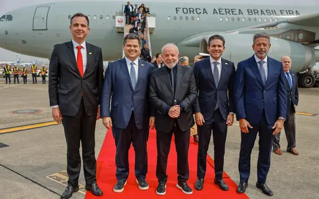 Lula no centro dos antigos e atuais presidentes da Câmara e Senado