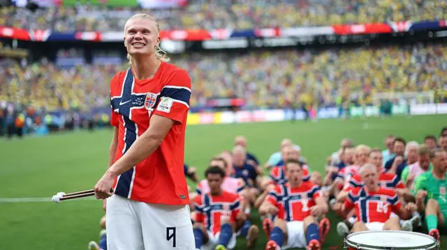Haaland comanda seus companheiros da seleção na remada viking, comemorando a vitória da Noruega contra o Brasil nas oitavas de final da Copa do Mundo de 2026