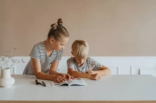 menina ajudando irmão mais novofruit storm slottarefa