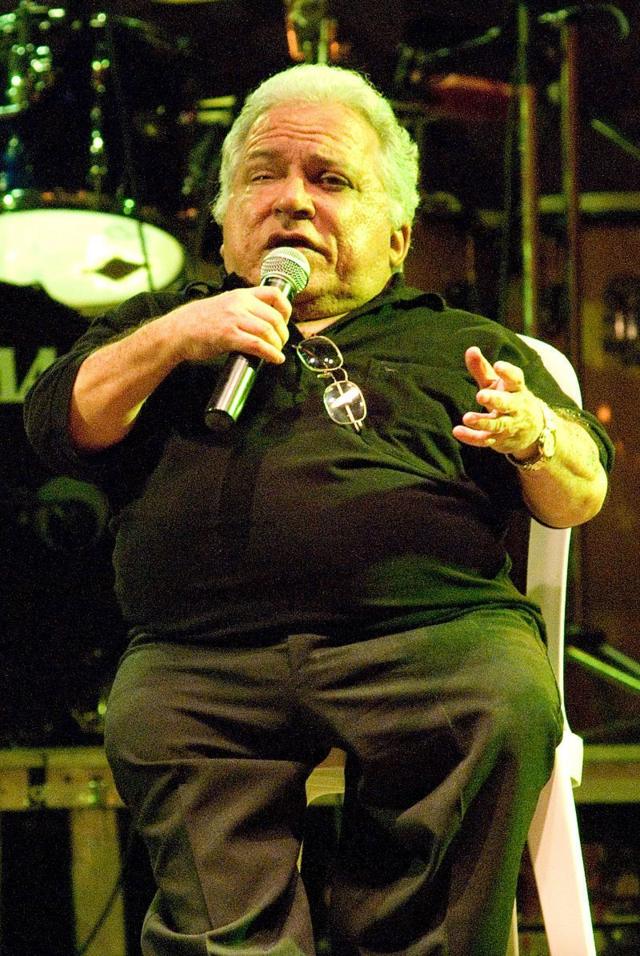 Nelson Ned com palco e usando microfone