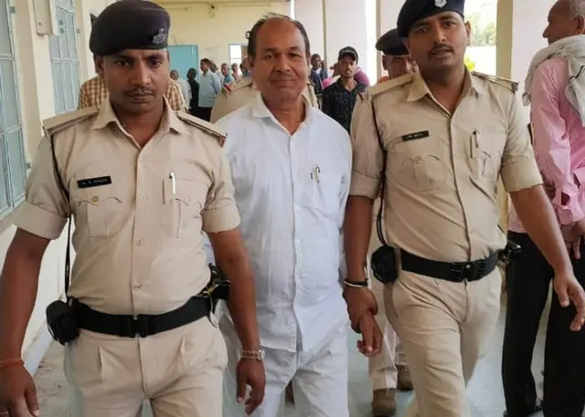 Dayanand Gosain sous menottes