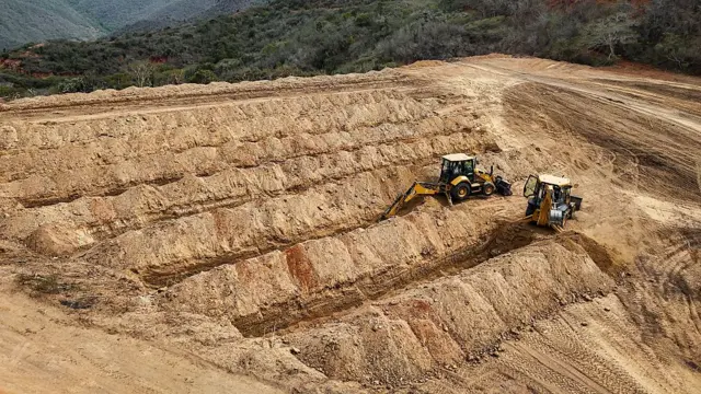 Excavadoras en el terreno 