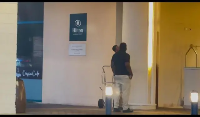 హోటల్ బయట ఇద్దరు ఆటగాళ్లు