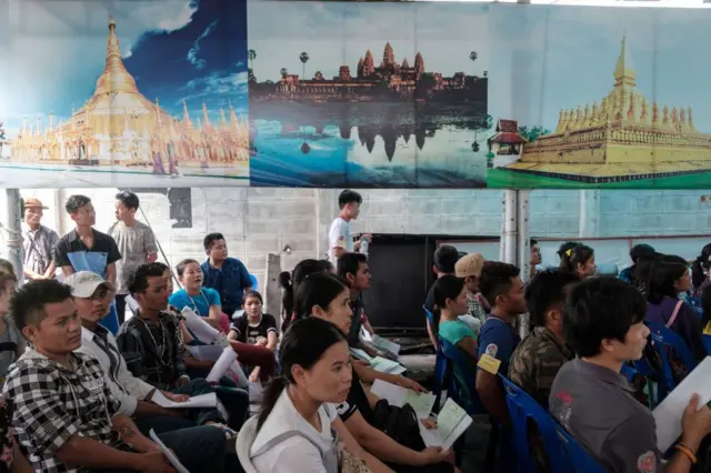 ထိုင်းနိုင်ငံမှာ အလုပ်လုပ်ခွင့် လာလျှောက်ကြတဲ့ မြန်မာနိုင်ငံသားများ