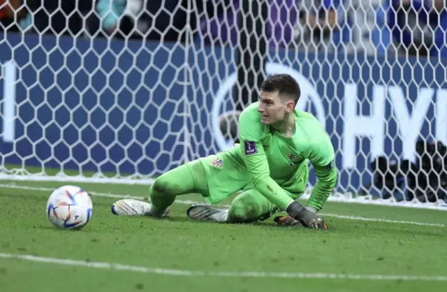 Д﻿оминик Ливакович үч пенальтини тосту