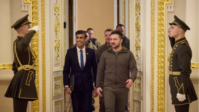 Rishi Sunak và Volodymyr Zelensky trong buổi đón tiếp tại Kyiv