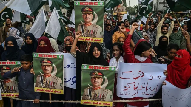 د پاکستان پوځ په تېر کې هم د دې هېواد په سیاست کې مهم رول درلود.