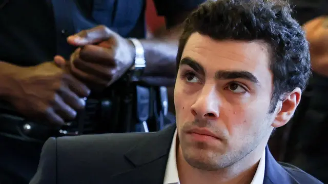 Луиджи Манджоне - черноволосый мужчина в белой рубашке и пиджаке