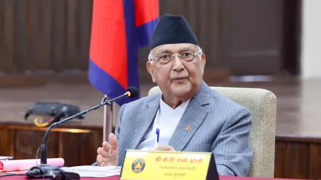 प्रधानमन्त्री निवास बालुवाटारमा एउटा बैठकलाई सम्बोधन गर्दै प्रधानमन्त्री केपी शर्मा ओली 