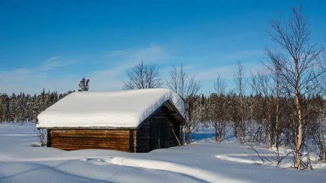 Casa na Suécia rodeada de neve