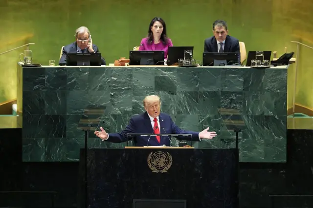 Trump no púlpito da ONU com lideranças atrás dele sentadas