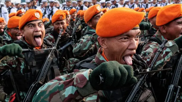 Para prajurit mengikuti parade militer dalam perayaan HUT ke-79 Tentara Nasional Indonesia (TNI) di depan Monumen Nasional (Monas), Lapangan Merdeka, Jakarta, pada 5 Oktober 2024.