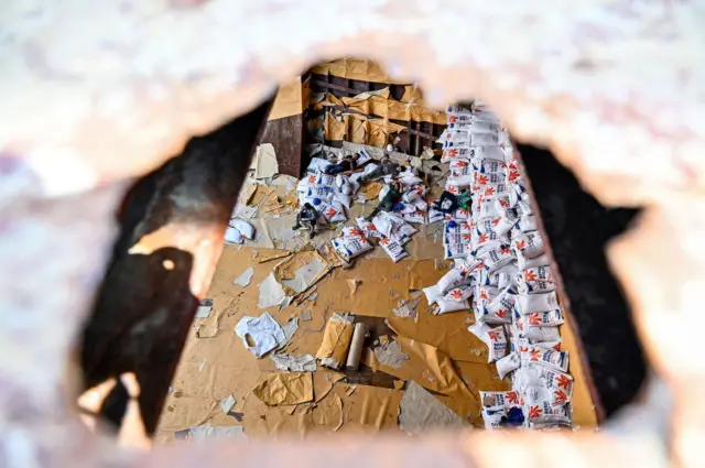 Ilustrasi tumpukan karung beras.